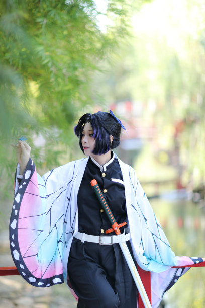 日本动漫cosplay肖像的女孩与漫画服装与日本主题花园图片下载