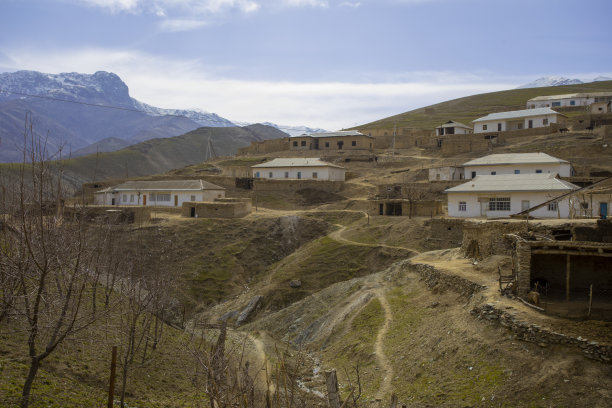 雪山和一座房子图片下载