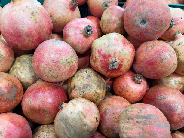 市场上的石榴果，照片特写图片下载