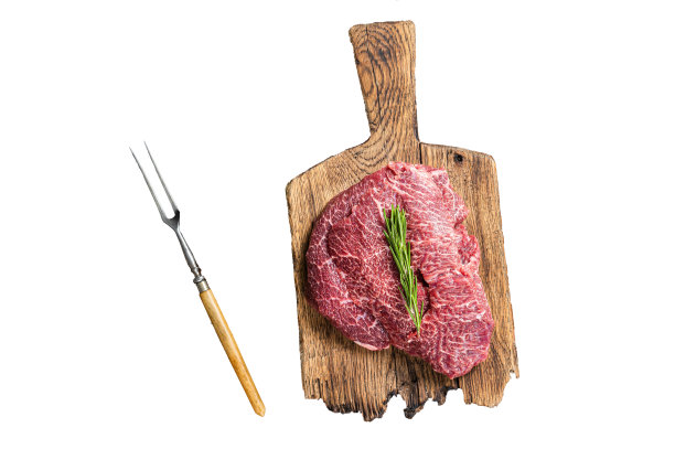 未煮熟的生牛肉小牛肉脸颊在木板上。孤立，白色背景。图片下载