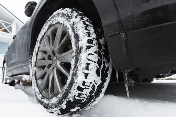 一辆越野车的雪地轮胎的特写照片图片下载