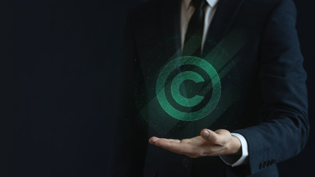 商人持有多边形版权符号，保护知识产权，专利权，未来技术说明图片下载