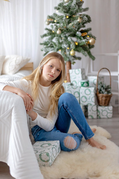 青春期前的孩子，可爱的孩子在工作室过圣诞节，装饰舒适的家的圣诞照片，图片下载
