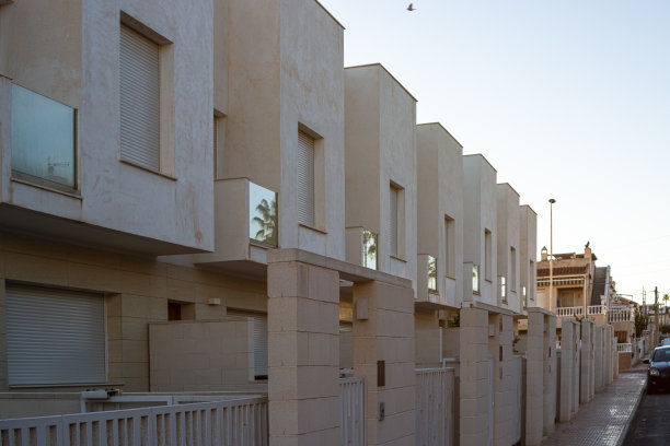 在西班牙一栋漂亮的欧式房子里，有一块地方刻着碑文。高质量照片图片下载