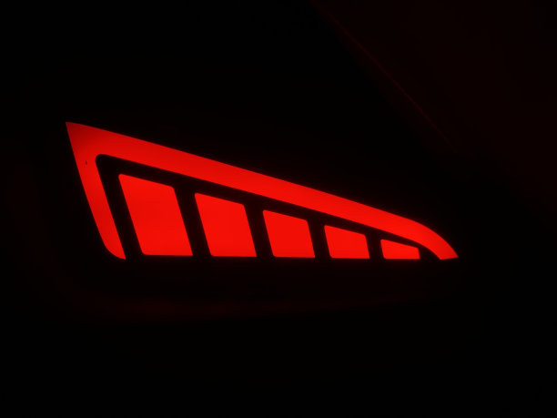 红色的灯光与黑色的背景照片图片下载