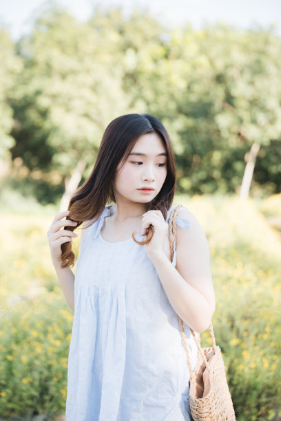 年轻的亚洲妇女女孩在花园里微笑的肖像图片下载