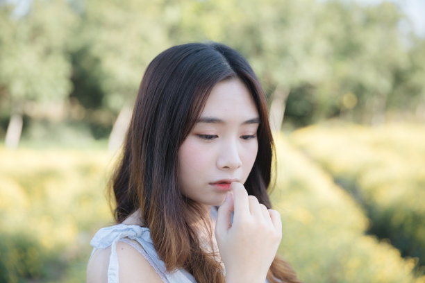 年轻的亚洲妇女女孩在花园里微笑的肖像图片下载