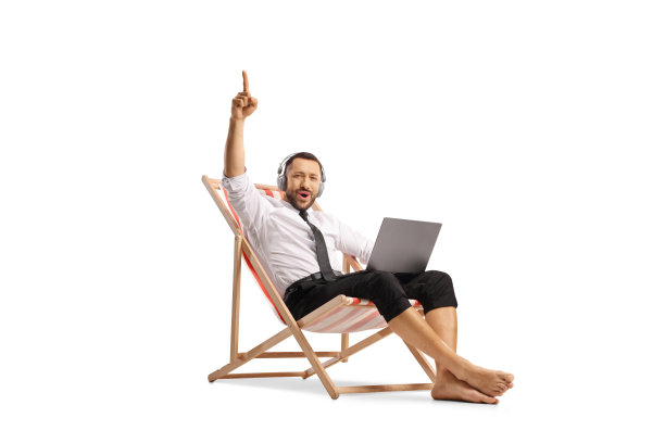 商人带着耳机和笔记本电脑坐在沙滩椅上跳舞图片下载