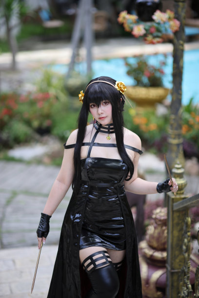 一个漂亮的年轻女人的肖像Cosplay与间谍礼服图片下载