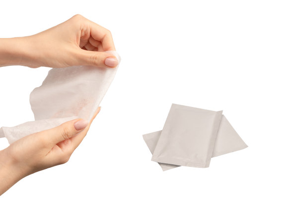 一个女人手里的湿巾孤立在白色的背景上。图片下载