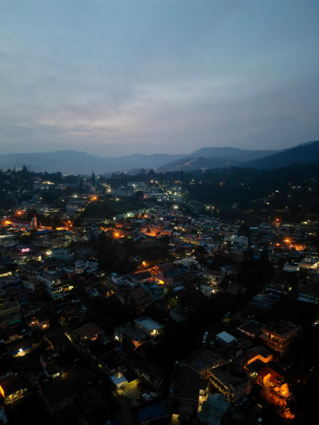 印度古雅宁静的小镇库努尔的航拍照片。图片下载
