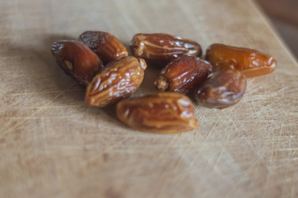 脱水日期在木板上，照片与自然光图片下载