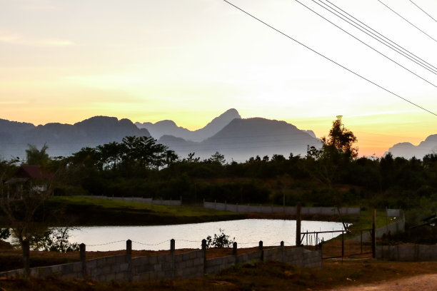 夕阳在湖面上，数码照片的画面作为背景图片下载