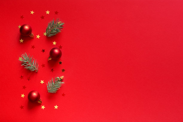 红色圣诞背景。红色的圣诞树，红色的圣诞球，金色的星星装饰和松枝空的俯视图照片。平安夜的概念。图片下载