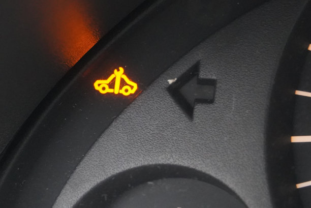 汽车仪表盘上显示发动机故障标志图片下载