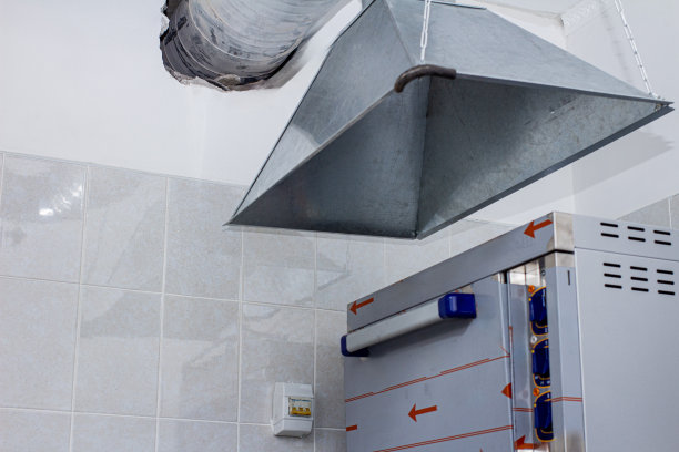 通风伞在厨房的食物准备区和餐桌的特写图片下载