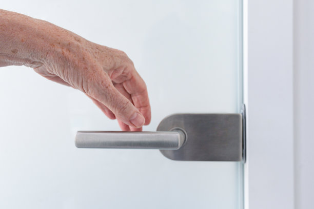 一只手放在玻璃门把手上图片下载