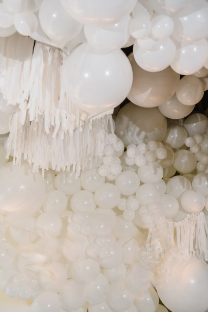 气球。拱门上装饰着白色的气球。婴儿洗澡。婚宴。照片墙装饰空间，地方以白色为背景。时髦的装饰。庆祝洗礼的概念。生日聚会。图片下载