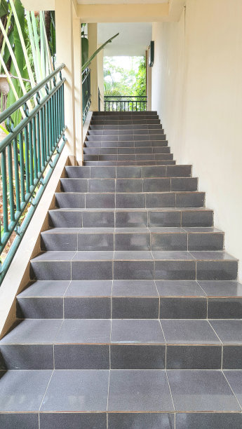 传统酒店楼梯的照片，黑色，适合建筑和酒店的宣传媒体图片下载