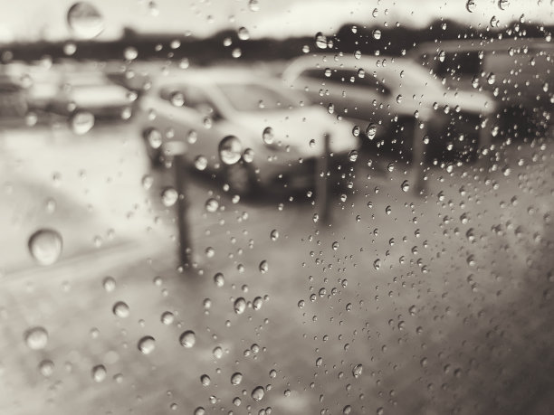 单色图片，雨滴落在玻璃窗上作为焦点图片下载