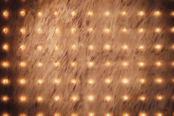 黄色背景上的灯泡。复古风格的色调图片。图片下载