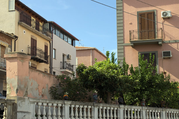 圣斯特凡诺迪卡马斯特拉村风景秀丽的城市景观。色彩斑斓的古建筑映衬着蓝天。旅游及旅游概念图片下载