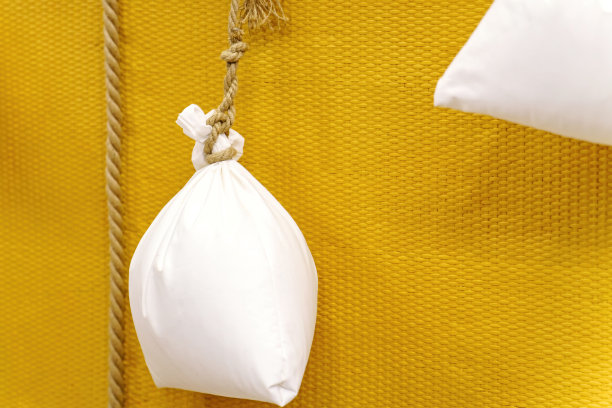 气球篮上装有压载物的白色袋子图片下载