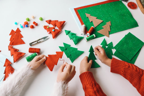 手工缝制软玩具的过程，用毛毡和针装饰圣诞树图片下载