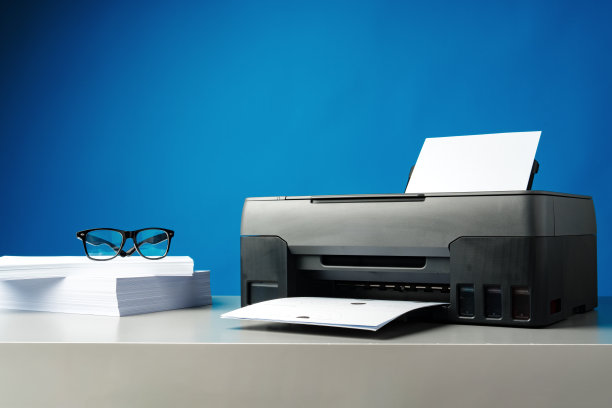 桌子上的激光打印机，蓝色背景。图片下载