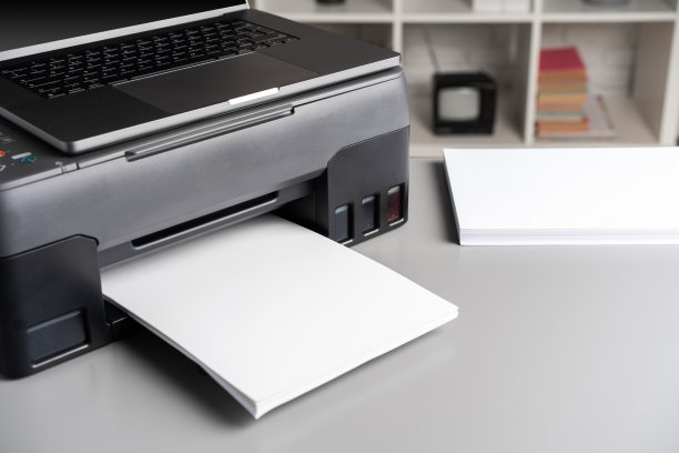 办公室里现代打印机的近景图片下载