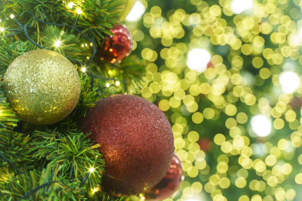 节日的平安夜在商场里用圆球和散景背景装饰。图片下载