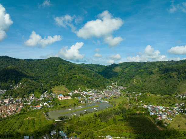 鸟瞰美丽的绿色高尔夫球场球道和果岭，俯视图图像为运动背景和旅游自然背景，令人惊叹的绿色自然景观图片下载