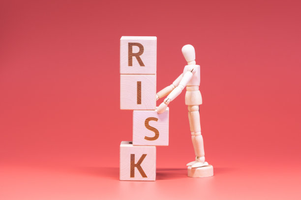 人体模型阻止木块掉落。风险因素。图片下载