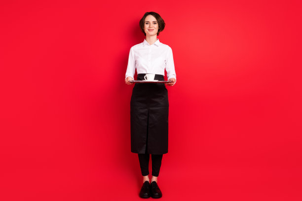 全尺寸照片乐观的漂亮的黑发女士拿着杯子穿衬衫裤子孤立的红色背景图片下载