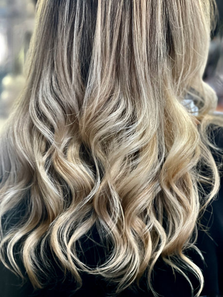 金色突出长发图片下载