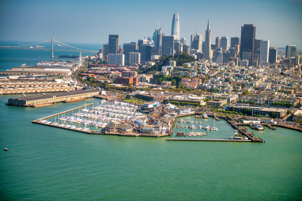 旧金山市中心的鸟瞰图在一个阳光明媚的日子，加利福尼亚图片下载
