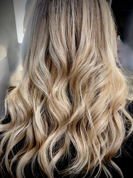 金色突出长发图片下载