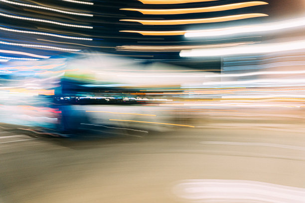 夜间盐湖城市中心一辆红色公共汽车的艺术长曝光照片图片下载