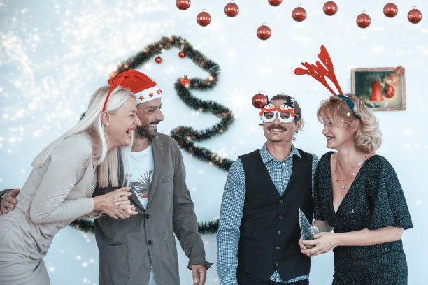 快乐的员工朋友庆祝圣诞节图片下载