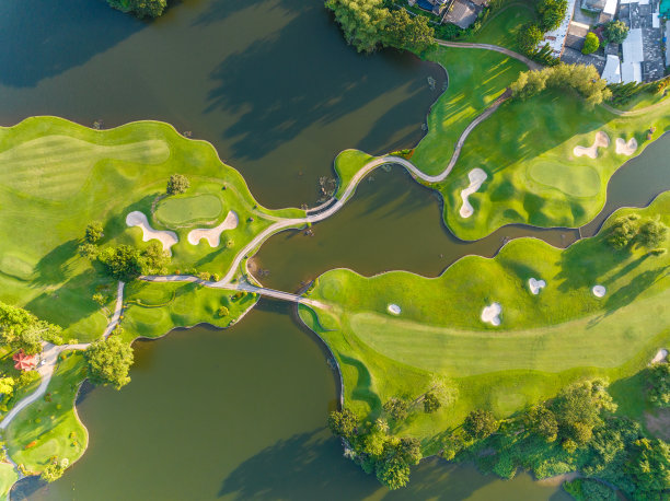 鸟瞰美丽的绿色高尔夫球场球道和果岭，自上而下的图像为运动背景和旅游自然背景，令人惊叹的绿色自然景观图片下载