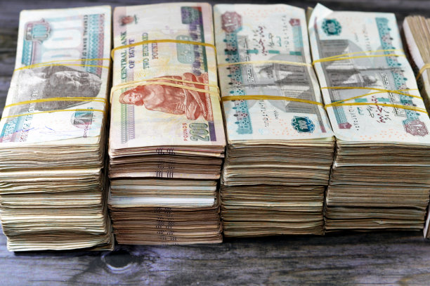 成堆的埃及镑纸币，埃及货币汇率和经济状况，货币概念，通货膨胀危机、货币与投资图片下载