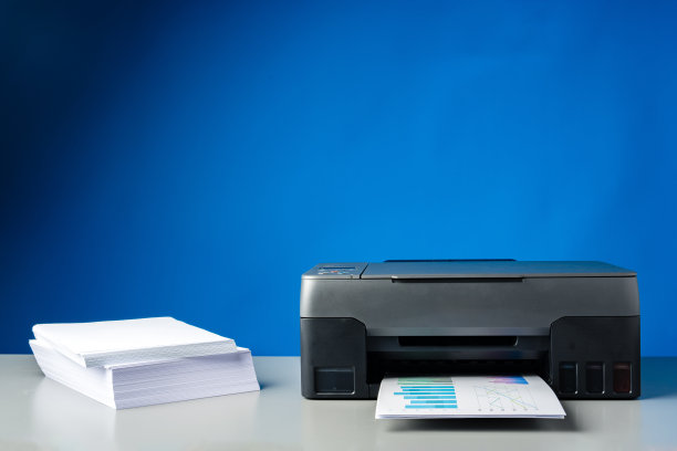 桌子上的激光打印机，蓝色背景。图片下载
