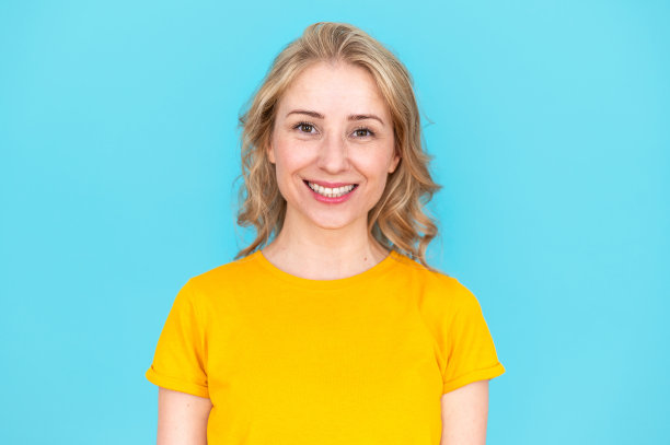 年轻的热情开朗的女人的肖像，带着愉快的微笑图片下载