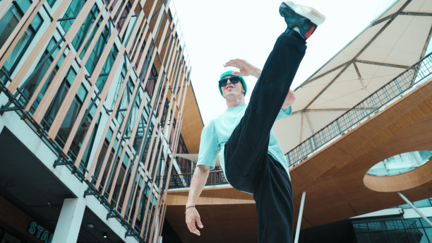 白人街头舞者看着镜头的肖像。低角度。努力。图片下载