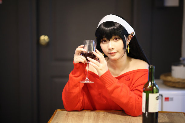 一个漂亮的年轻女人的肖像，穿着红色的毛衣图片下载