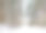 白雪皑皑的冬季森林。白雪覆盖了树木和灌木丛。雪白的道路上的滑雪道。图片下载