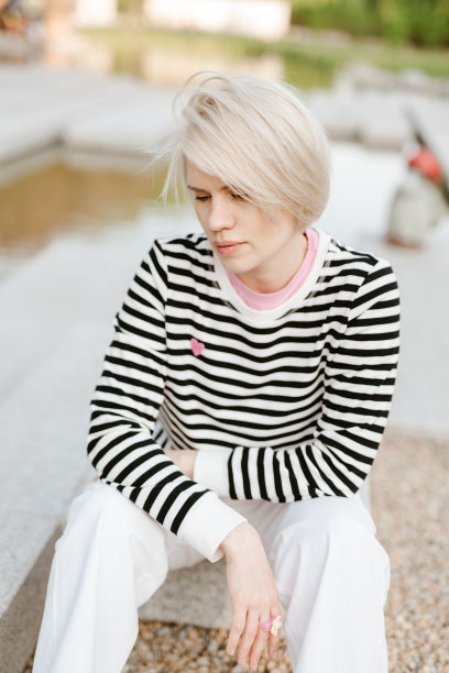 年轻迷人的女孩的照片快乐积极的微笑休息放松夏天公园户外。图片下载