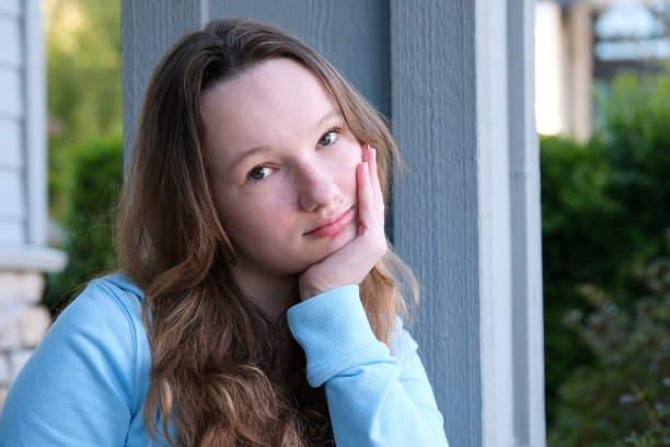 年轻漂亮的女人抱着脸颊，忍受着痛苦的牙痛，感觉不舒服，痛苦和不开心，寻找牙医图片下载