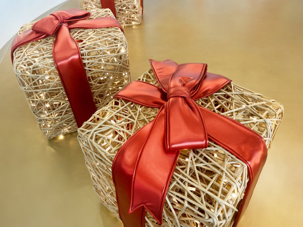 圣诞装饰。用圣诞彩灯装饰的礼品盒图片下载