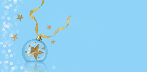 玻璃圣诞饰品对蓝色背景股票照片摘要图片下载